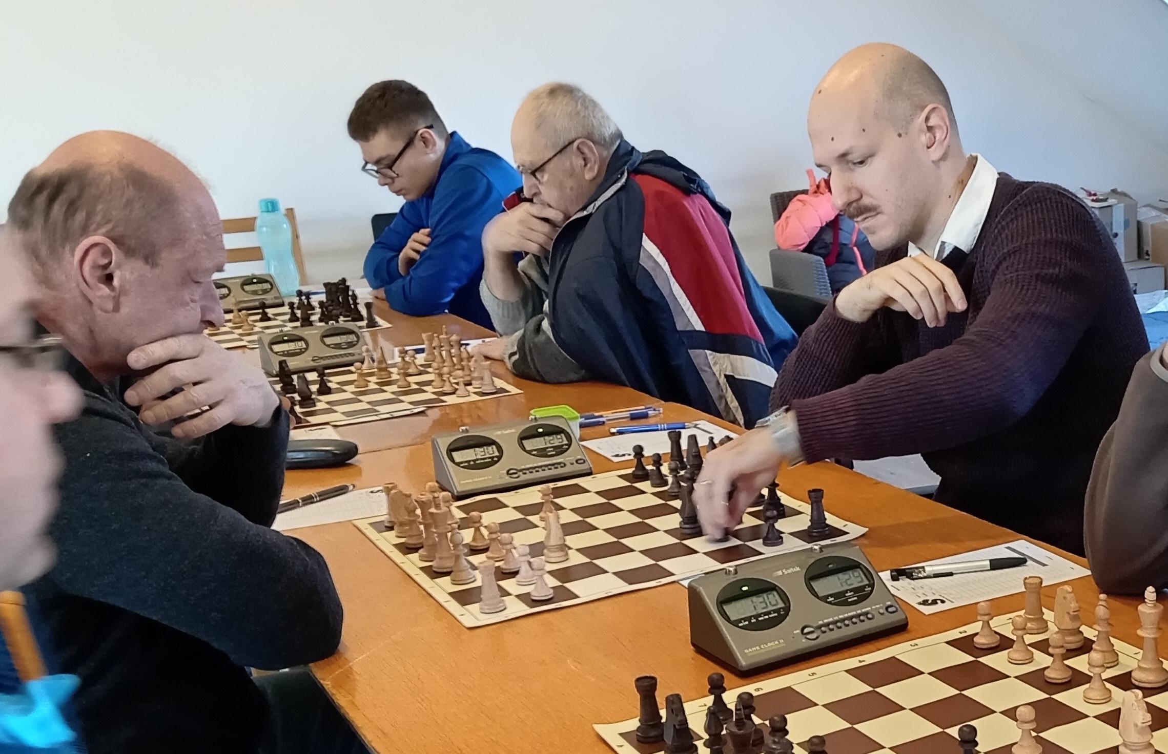 Dandeer (with the black pieces) playing a 90+30 tournament at his club in Hungary in April 2024